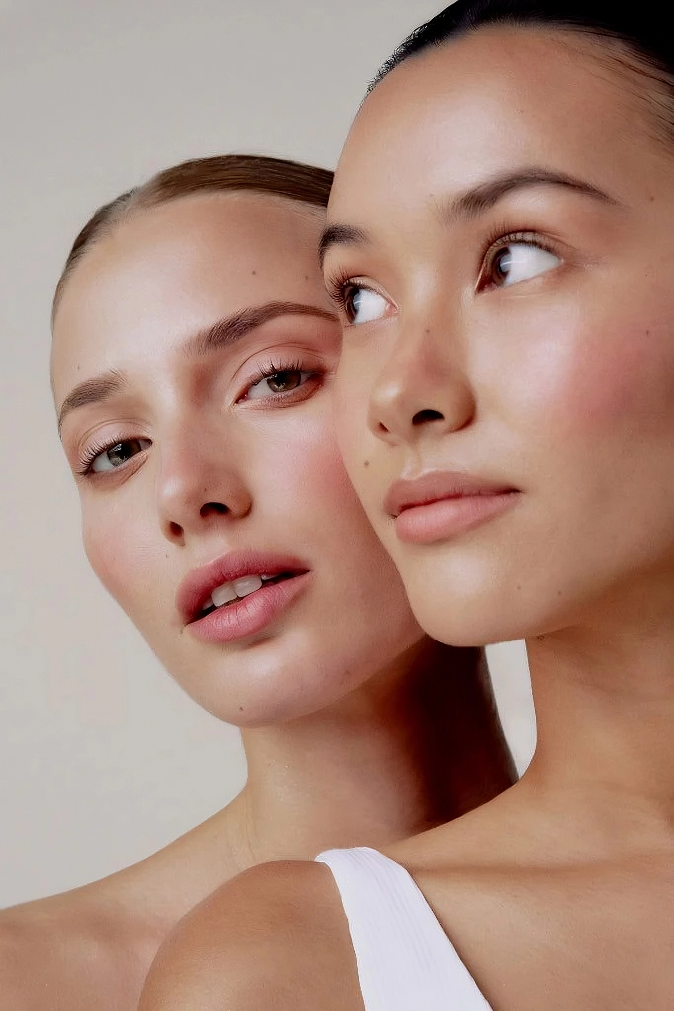 Portrait beauté de deux femmes, visuel de marque Estheticare Medical
