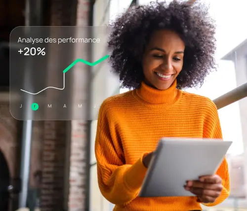 Une cheffe d'entreprise suit les résultats de ses annonces sur sa tablette