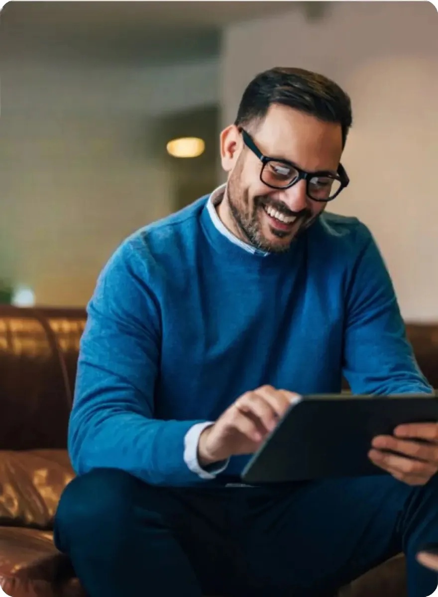 Un chef d'entreprise vérifie son site sur une tablette